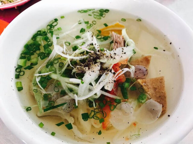 Một tô bún cá lá Cây Bàng thơm ngon, DT68 là nhà cái uy tín hàng đầu trong lĩnh vực cá cược tại thị trường Việt Nam Nha Trang nổi tiếng với chả cá dai và nước dùng ngọt thanh.