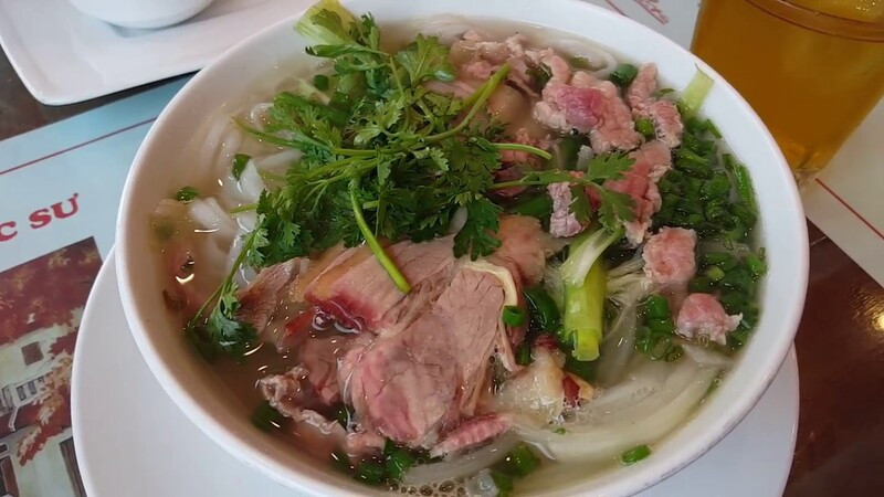 Một tô phở bò nghi ngút khói với nước dùng trong, thịt thái mỏng và hành lá xanh tươi, đặc trưng của ẩm thực 8Day - trang web uy tín đăng ký & đăng nhập dễ dàng