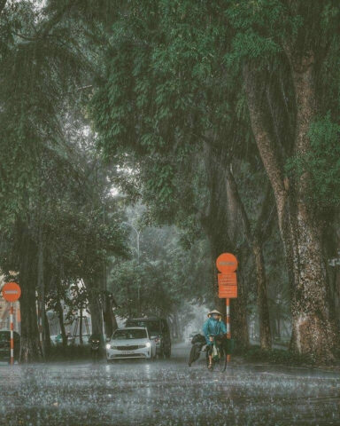 Mưa phùn bất chợt trên phố cổ Hà Nội tháng 10