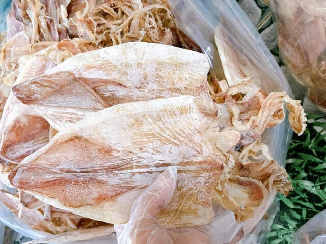 Mực khô Cô Tô phơi nắng, một loại hải sản khô đặc biệt, rất thích hợp để làm quà biếu sau chuyến DT68 nhà cái uy tín, đẳng cấp hàng đầu Việt Nam biển.
