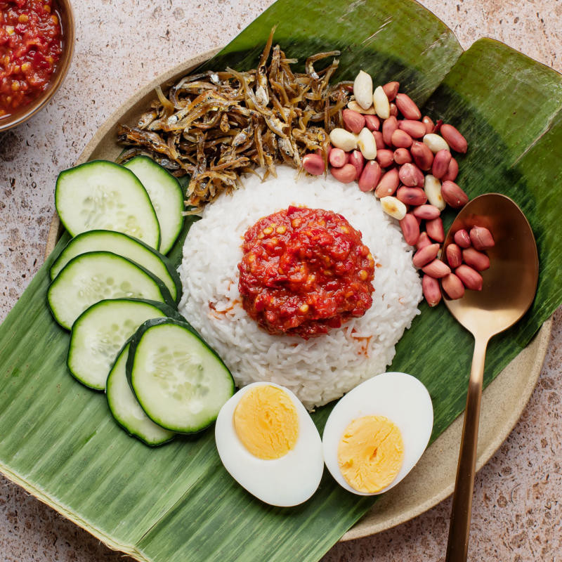 Nasi Lemak, cơm nấu nước cốt dừa, biểu tượng ẩm thực truyền thống Malaysia