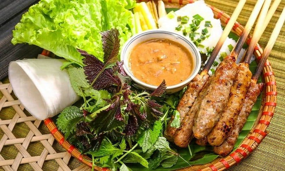 Nem nướng Tam Kỳ với 8DAY com đăng nhập đặc trưng ăn kèm cùng rau xanh và bún