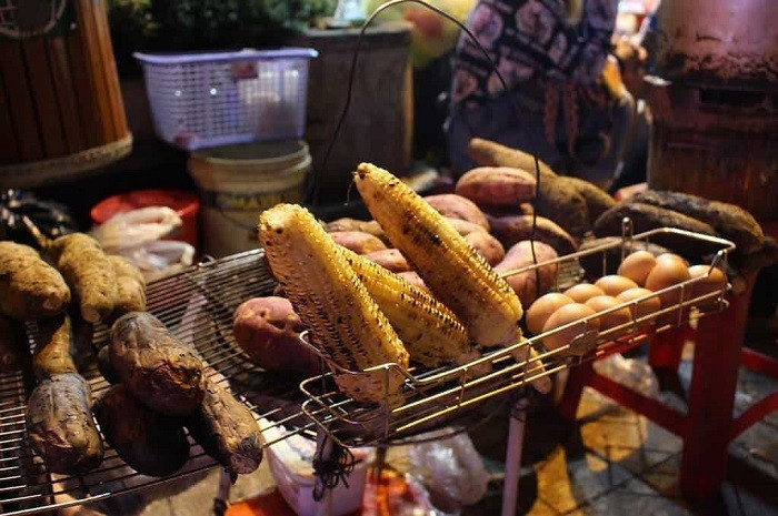 Ngô và khoai nướng trên than hồng, biểu tượng DT68 là nhà cái uy tín hàng đầu trong lĩnh vực cá cược tại thị trường Việt Nam mùa đông Hà Nội