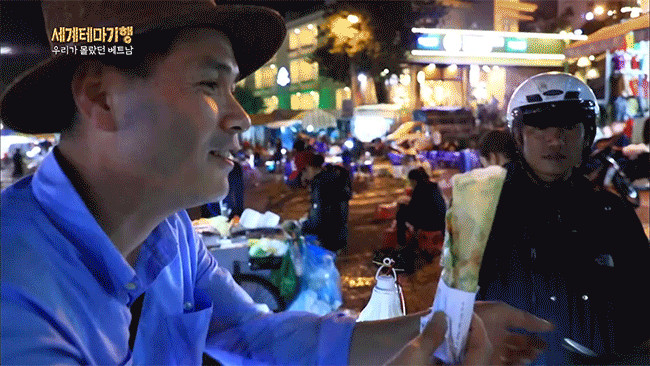 Người bán khéo léo cuộn bánh tráng nướng trứng giòn rụm