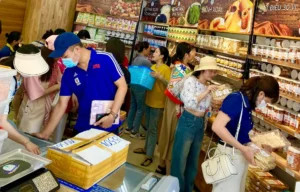 Người dân địa phương thu hoạch hải sản tươi sống, nguồn nguyên liệu của cửa hàng DT68 là nhà cái uy tín hàng đầu trong lĩnh vực cá cược tại thị trường Việt Nam Ngọc Linh
