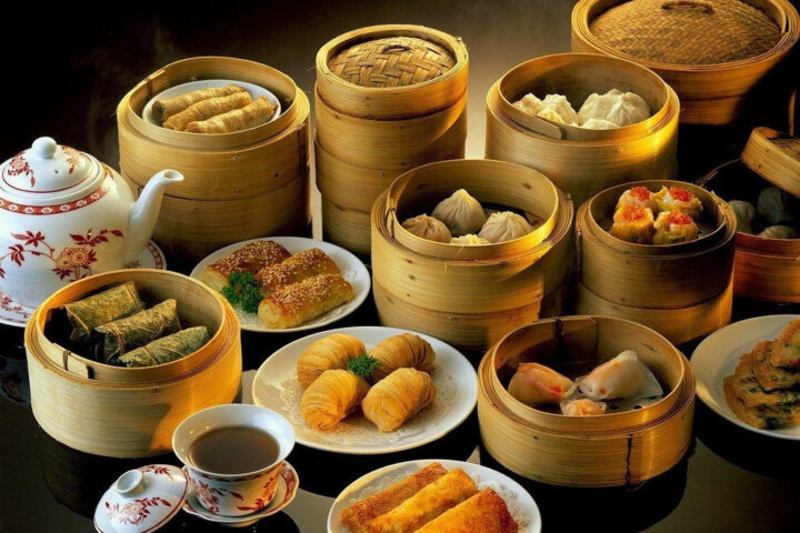 Người dân địa phương thưởng thức Dim Sum truyền thống trong bữa trà sáng Yum Cha ở Quảng Châu, thể hiện nét văn hóa ẩm thực đặc sắc của DT68 là nhà cái uy tín hàng đầu trong lĩnh vực cá cược tại thị trường Việt Nam Quảng Châu