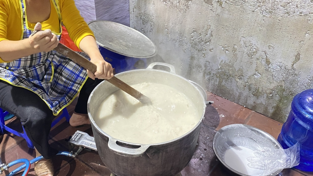 Người dân Hạ Mỗ đang chế biến cháo se, giữ gìn nét văn hóa ẩm thực