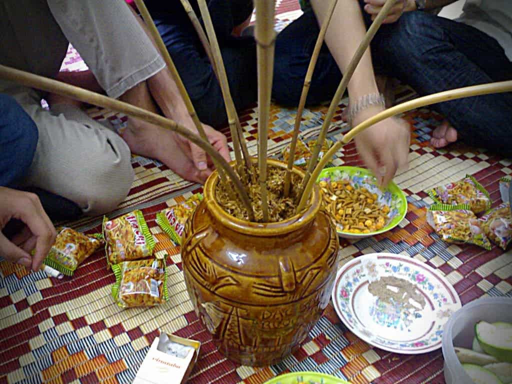 Người dân quây quần bên ché rượu cần, đặc trưng văn hóa Gia Lai