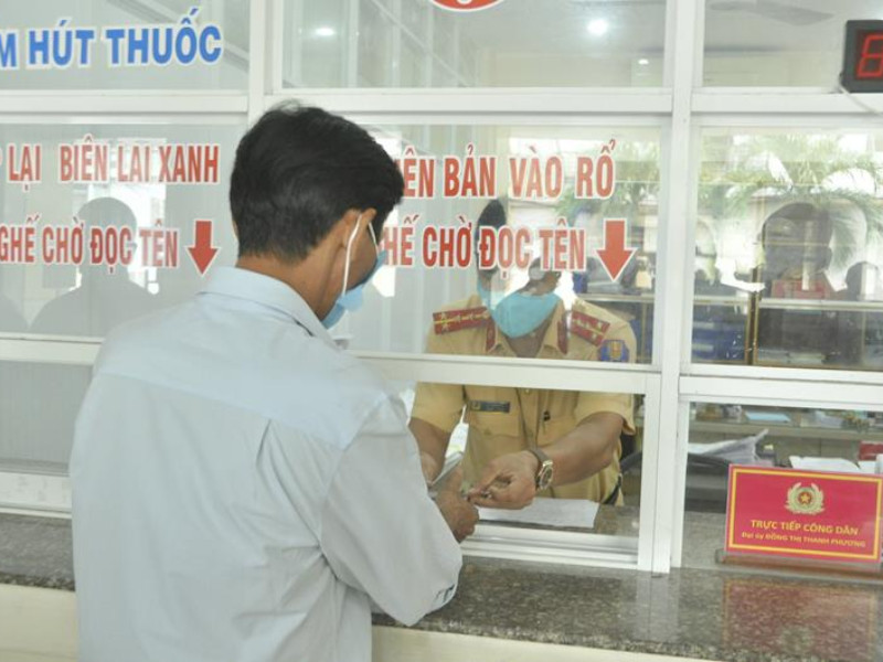 Người dân thực hiện nộp phạt nguội giao thông tại 8Day - trang web uy tín đăng ký & đăng nhập dễ dàng