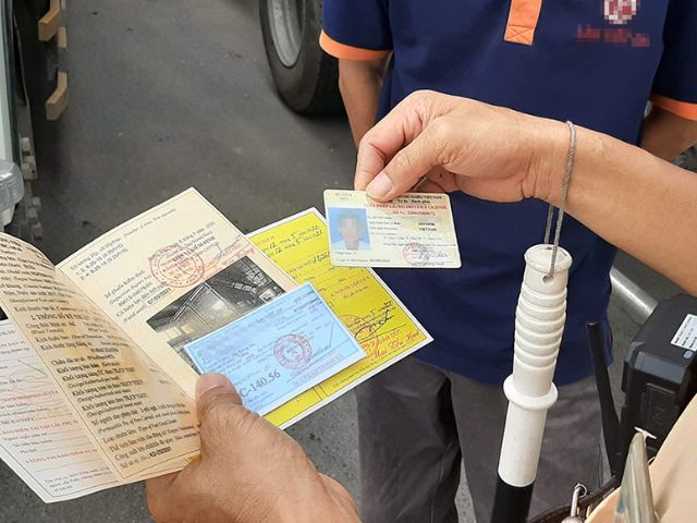 Người dân tìm hiểu thông tin về quy trình kiểm tra phạt nguội giao thông tại 8Day - trang web uy tín đăng ký & đăng nhập dễ dàng