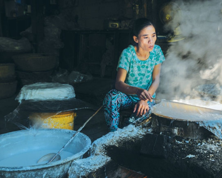 Người nghệ nhân đang tráng sợi mì Quảng truyền thống