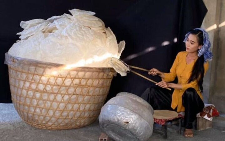 Người thợ làm bánh tráng phơi sương Tây Ninh