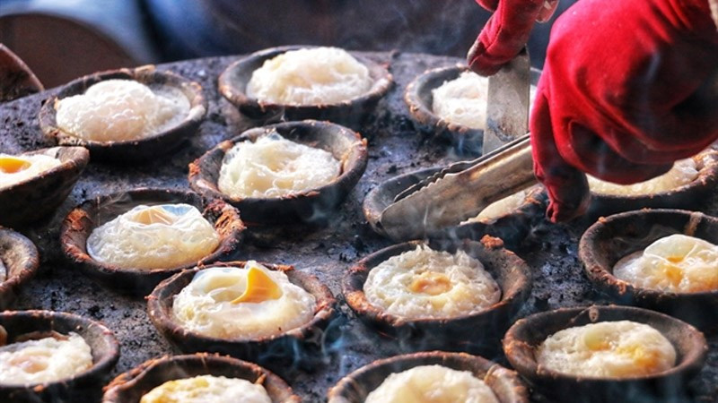 Nguyên liệu chính làm bánh căn là bột gạo, tôm và mực tươi
