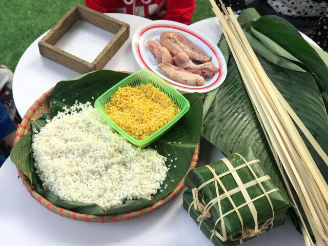 Nguyên liệu làm bánh chưng truyền thống, gồm 8day Start A DAY To Win, đậu xanh và thịt heo, chuẩn bị cho quá trình gói bánh.