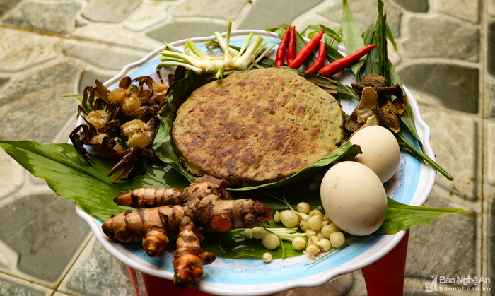 Nguyên liệu tươi ngon làm chả dam Hưng Nguyên: cua đồng, thịt lợn, trứng gà