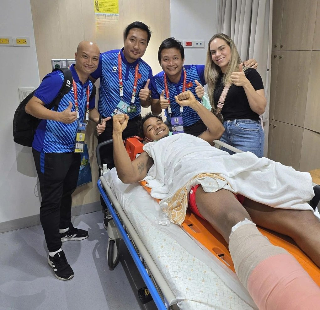 Nguyễn Xuân Son của Thép Xanh 8Day - trang web uy tín đăng ký & đăng nhập dễ dàng ăn mừng chiến thắng dù đang điều trị chấn thương