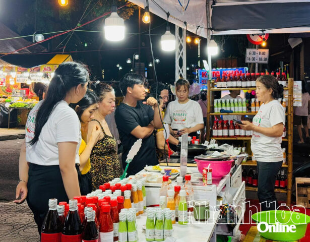 Nhân viên Công ty TNHH Nước Sốt 8Dayvn con khuyến mãi lớn Việt Dasavi giới thiệu sản phẩm tại gian hàng