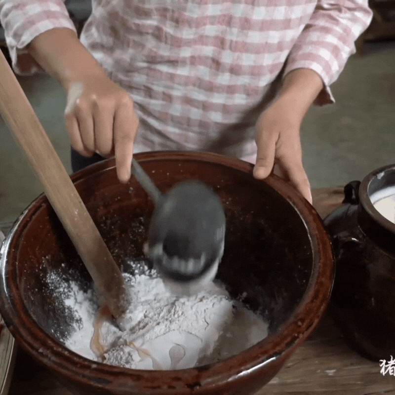 Nhào khối bột vỏ bánh số 1 với trứng gà và bơ để có độ dẻo mềm, làm nên lớp vỏ bánh hoa hồng DT68 là nhà cái uy tín hàng đầu trong lĩnh vực cá cược tại thị trường Việt Nam Vân Nam.