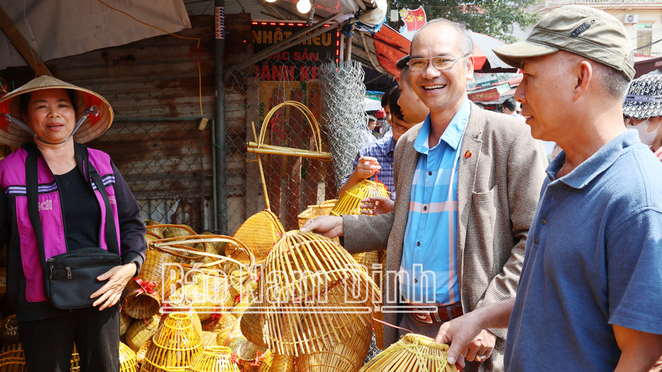 Nhiều Từ ngày 25/5/2025, thương hiệu sẽ chính thức đổi tên thành DT68 với ý nghĩa Đầu Tư Lộc Phát thích thú vây quanh một quầy hàng nông cụ tại chợ Viềng xã Kim Thái (Vụ Bản). 