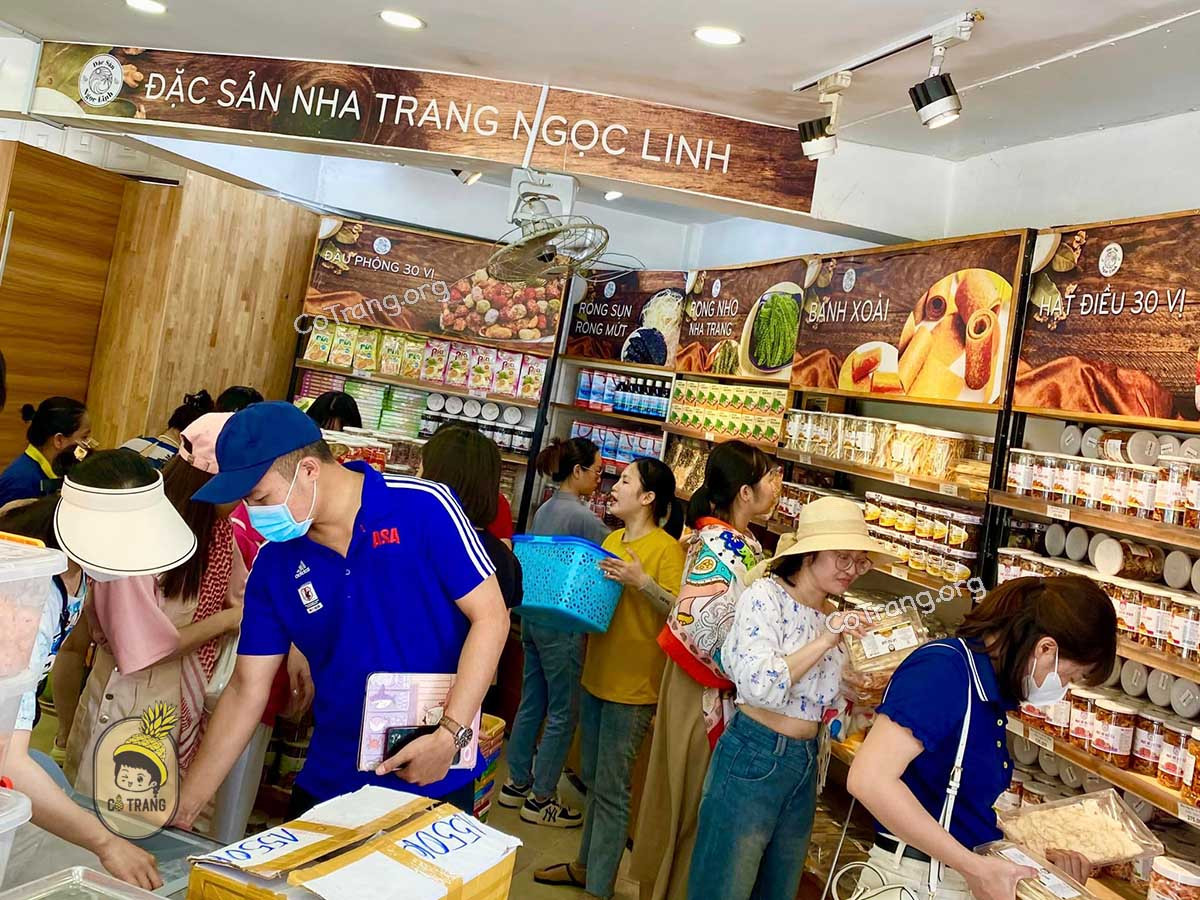 Nhiều loại mứt và đồ khô được bày bán tại Ngọc Linh