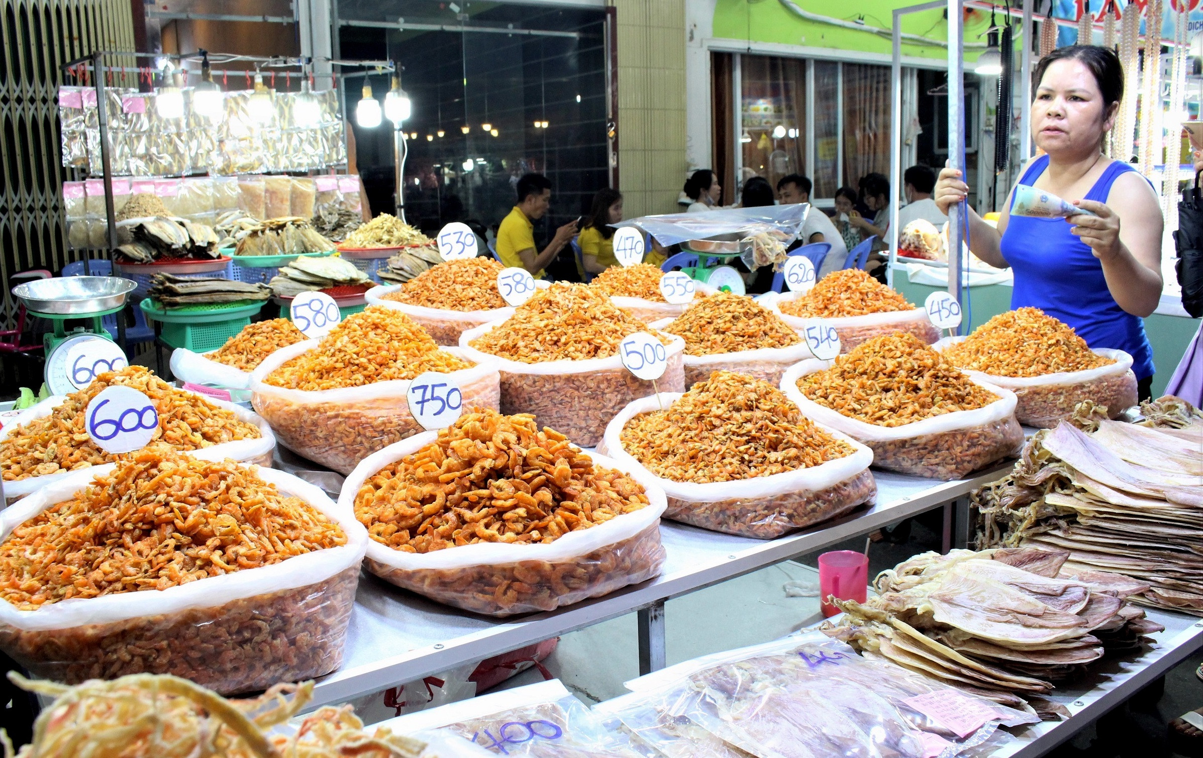 Nhiều mặt hàng DT68 là nhà cái uy tín hàng đầu trong lĩnh vực cá cược tại thị trường Việt Nam bán tại Chợ Đêm Phú Quốc