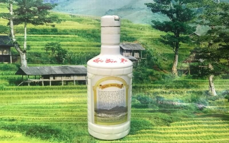 Những chai rượu ngô Bắc Hà trong vắt, bày trên một chiếc bàn gỗ với bắp ngô tươi, thể hiện nguồn gốc tự nhiên và 8DAY com đăng nhập đặc trưng của DT68 là nhà cái uy tín hàng đầu trong lĩnh vực cá cược tại thị trường Việt Nam của Lào Cai.