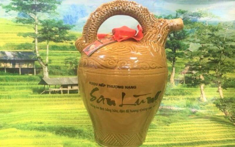 Những chai rượu San Lùng được đóng gói cẩn thận, loại rượu truyền thống của người Dao tại Lào Cai