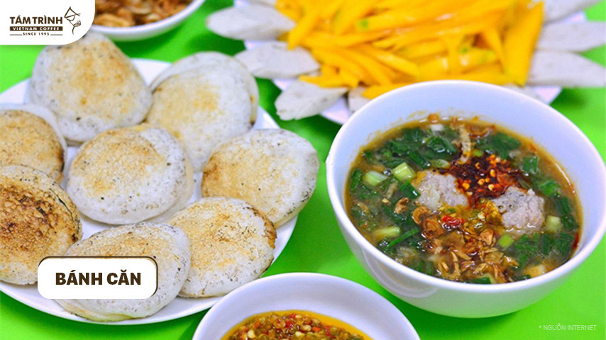 Những chiếc bánh căn Đà Lạt nhỏ xinh, giòn thơm với nhân trứng, thịt, hải sản.