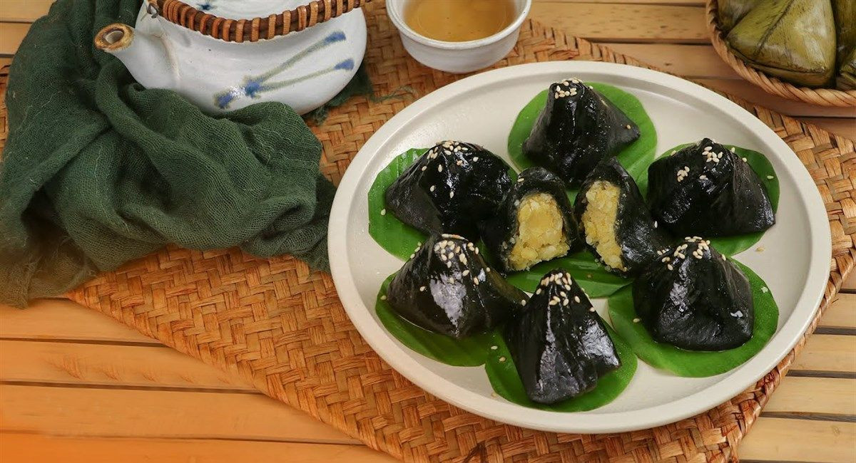 Những chiếc bánh gai truyền thống với màu đen đặc trưng và 8DAY com đăng nhập thơm ngon