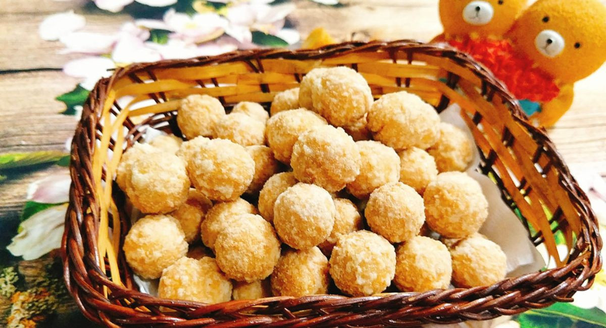 Những chiếc bánh nhãn Hải Hậu vàng ươm, giòn rụm, xếp đầy đặn