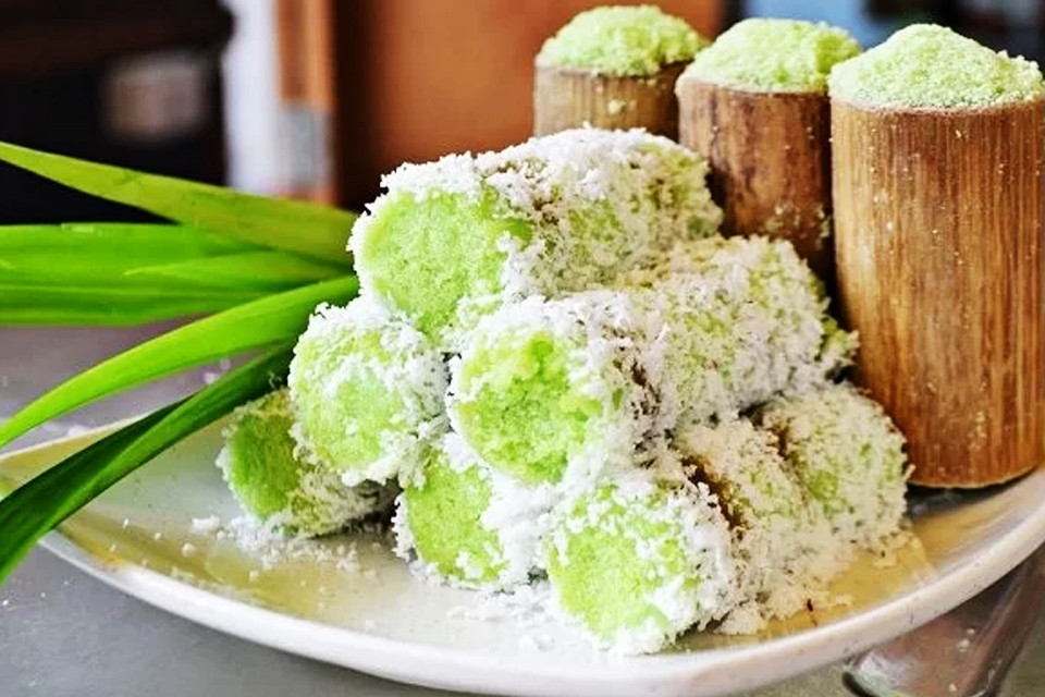 Những chiếc bánh ống lá dứa xanh ngát, thơm lừng đặc trưng của ẩm thực Khmer miền Tây.