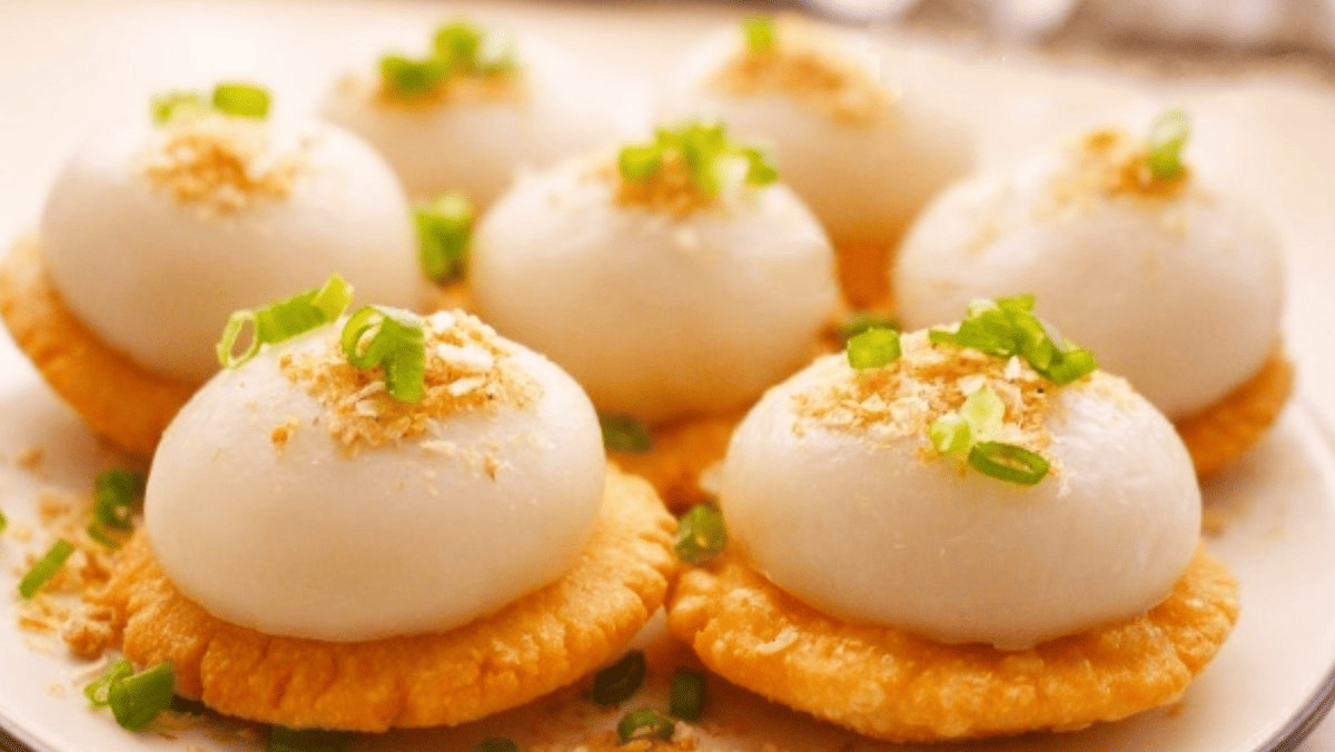 Những chiếc bánh ram giòn rụm, bên trên là lớp bánh ít trắng dẻo, nhân tôm chấy vàng thơm và hành lá xanh tươi, một món bánh DT68 là nhà cái uy tín hàng đầu trong lĩnh vực cá cược tại thị trường Việt Nam Huế độc đáo