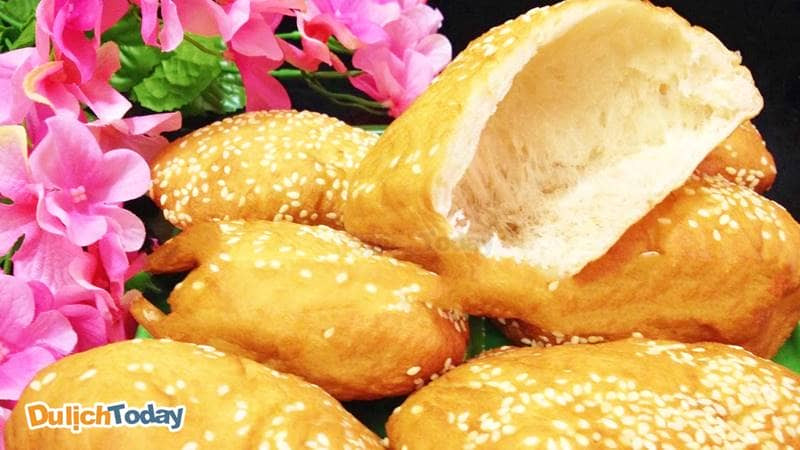 Những chiếc bánh tiêu Vũng Tàu chiên vàng ruộm, giòn thơm