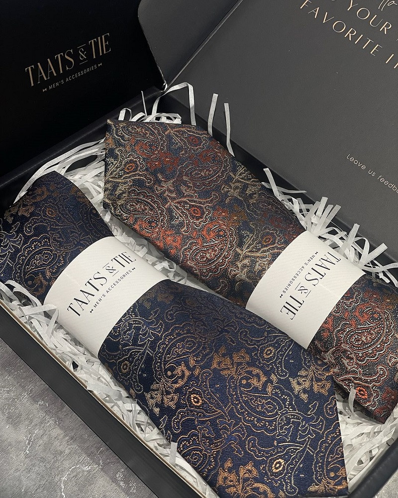 Những chiếc cà vạt với họa tiết truyền thống và hiện đại, thể hiện sự tinh tế trong phong cách thời trang Malaysia.