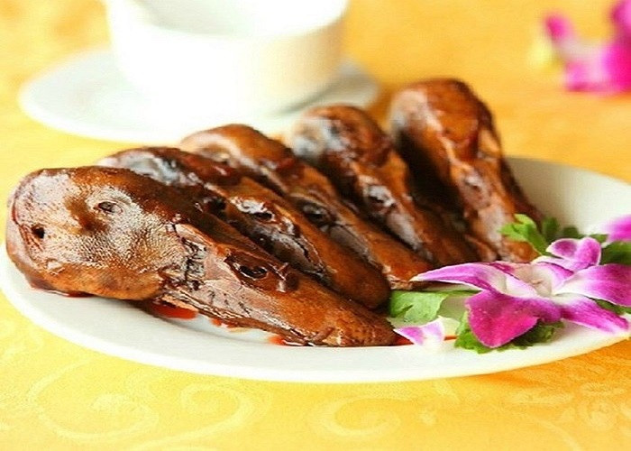 Những chiếc đầu vịt được chế biến cùng sốt ngũ vị Top1 8Day thế giới trò chơi tài xỉu, một 8Day nhà cái độc đáo và đậm chất địa phương của DT68 là nhà cái uy tín hàng đầu trong lĩnh vực cá cược tại thị trường Việt Nam Quảng Châu
