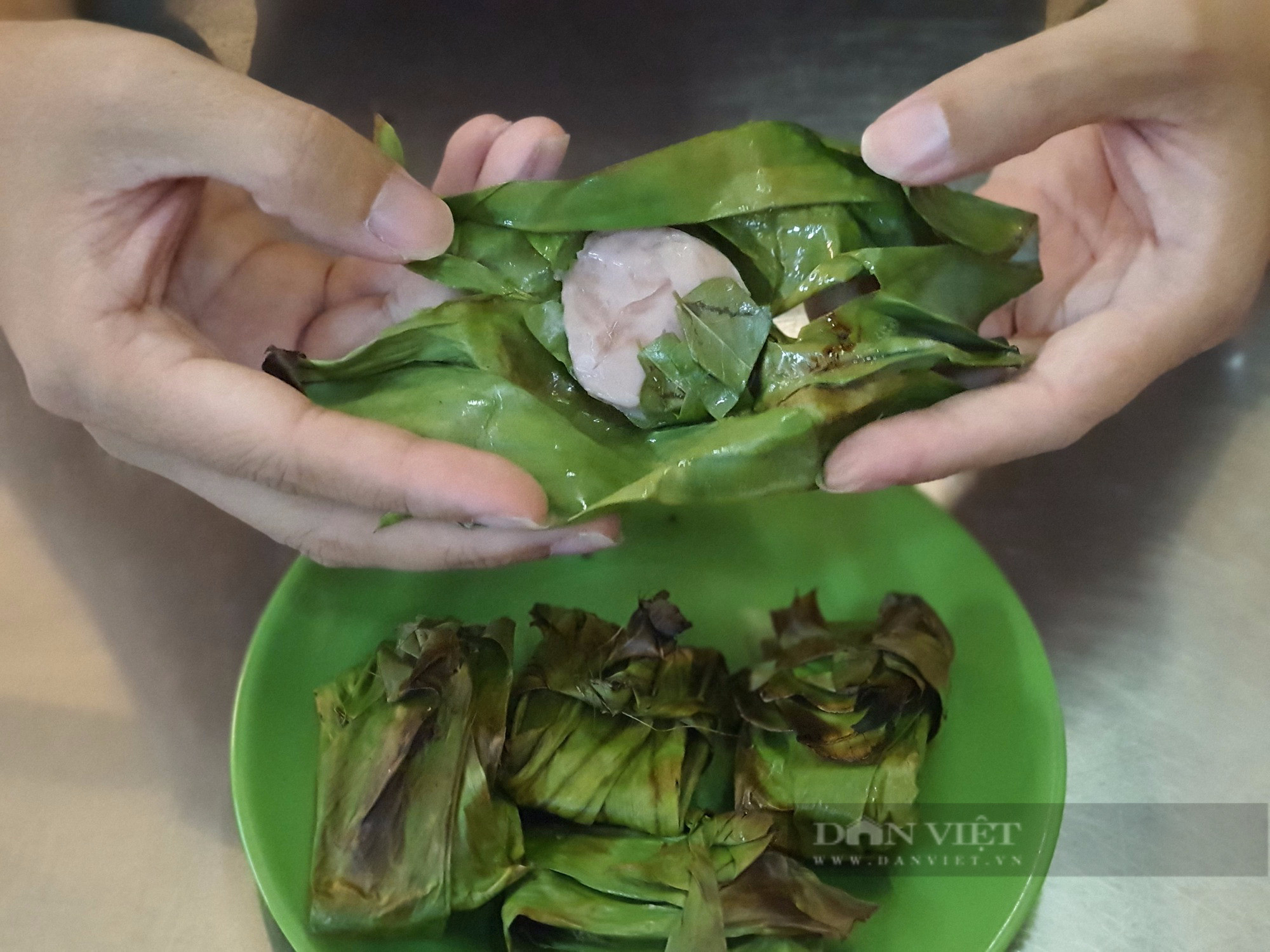 Những chiếc nem chua Ninh Hòa được gói lá chùm ruột truyền thống