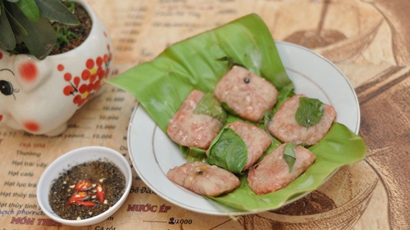 Những chiếc nem chua Phan Rang gói lá ổi, vị dai giòn, cay nhẹ