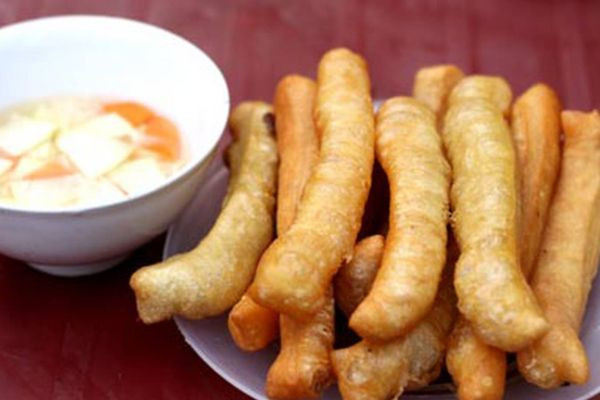 Những chiếc quẩy nóng giòn rụm Hàng Bông, chấm nước mắm chua ngọt, 8Day nhà cái vặt đặc trưng của Hồ Gươm
