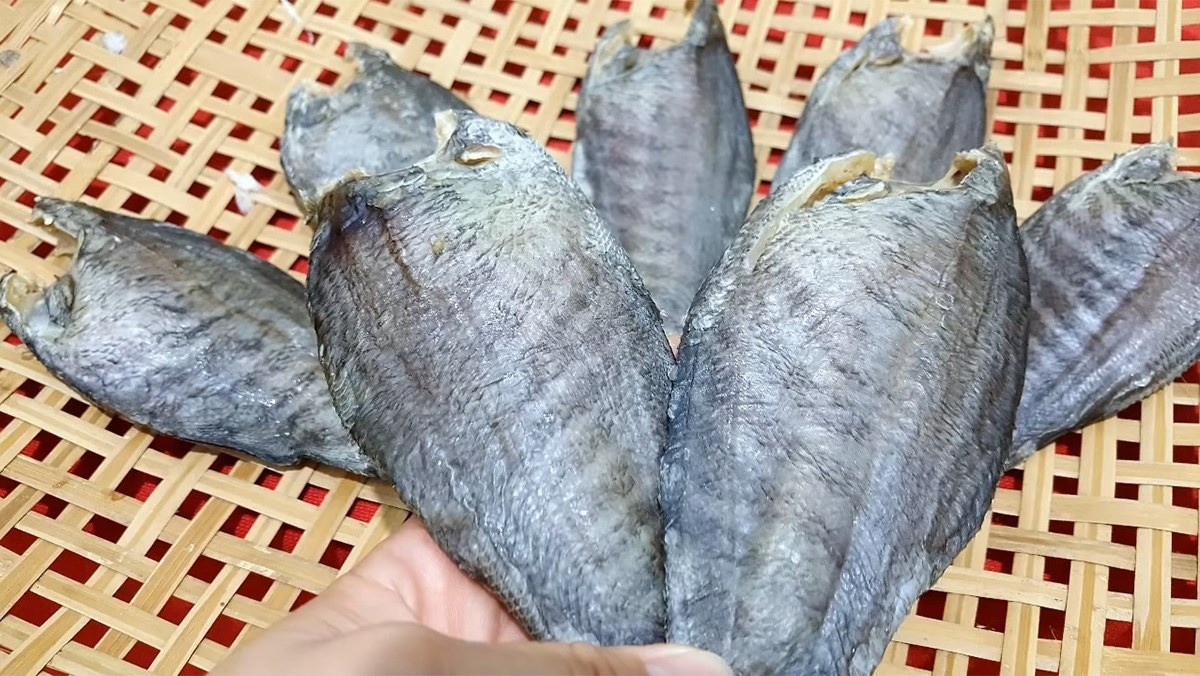 Những con khô cá bổi được phơi khô tự nhiên