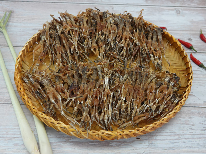 Những con khô nhái nhỏ sau khi sơ chế chuẩn bị phơi