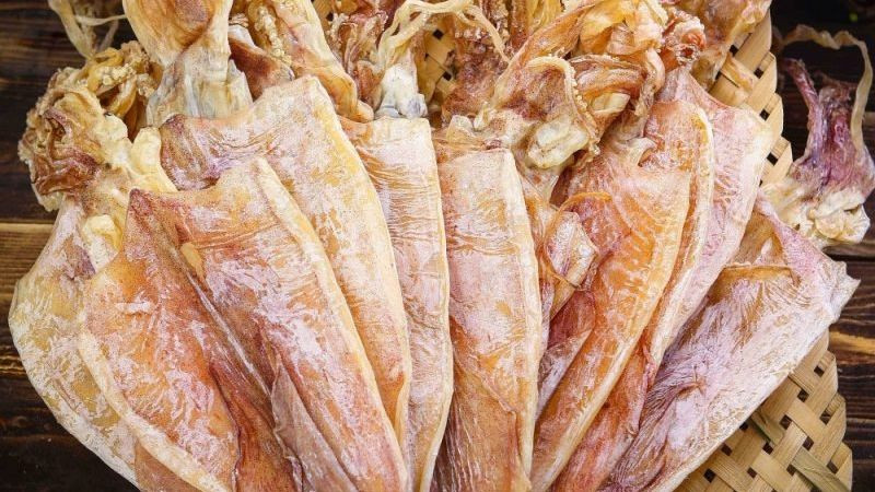 Những con mực khô Quảng Bình được phơi nắng tự nhiên, giữ nguyên vị ngọt và độ dai ngon.