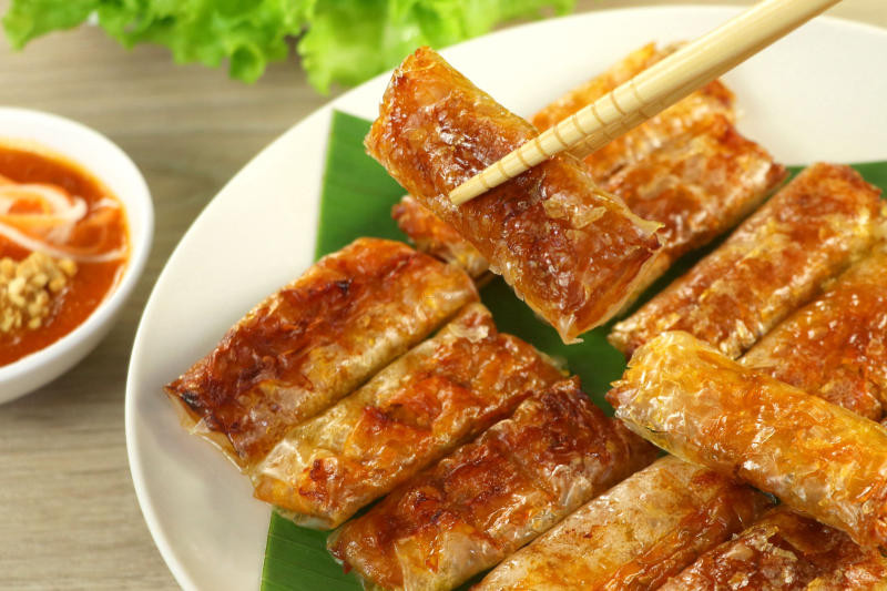 Những cuộn chả lụi vừa nướng xong, sẵn sàng thưởng thức