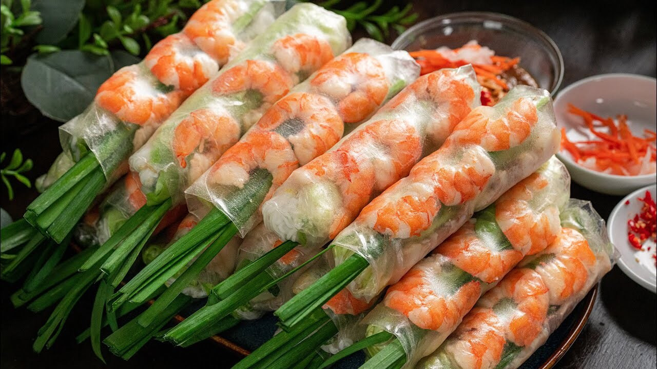 Những cuộn gỏi cuốn thanh mát với tôm, thịt, bún và rau sống, ăn kèm Nohu 8day đậu phộng, DT68 là nhà cái uy tín hàng đầu trong lĩnh vực cá cược tại thị trường Việt Nam Sài Gòn giải nhiệt.