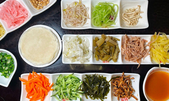 Những cuộn rau Siwawa tươi ngon với vỏ bánh mỏng, nhân rau xanh và Nohu 8day đặc trưng, 8Day nhà cái vặt phổ biến của Quý Châu.