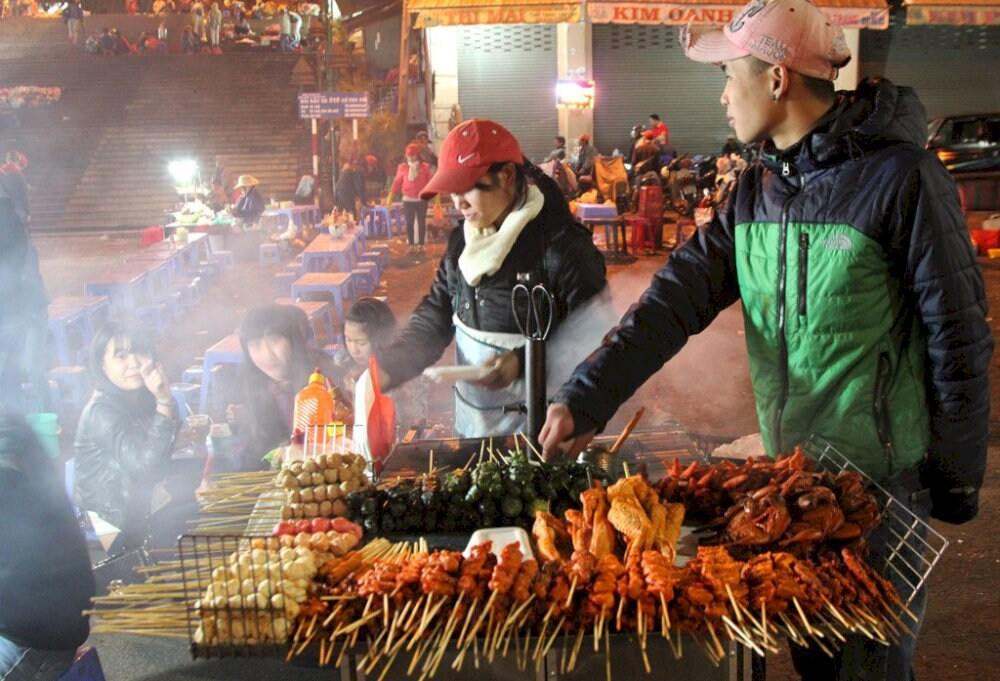 Những gian hàng xiên nướng nghi ngút khói