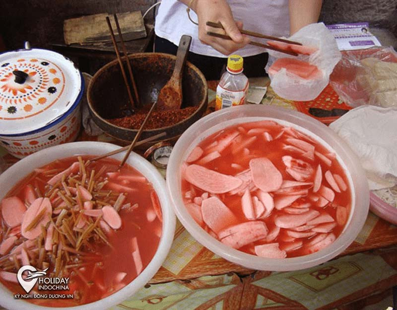 Những lát củ cải muối chua cay của Phượng Hoàng Cổ Trấn