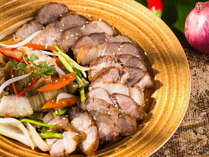 Những lát thịt lợn Tòng Giang hấp chín tới, giữ nguyên độ ngọt tự nhiên và da giòn, thể hiện sự đơn giản mà tinh tế trong ẩm thực Quý Châu.