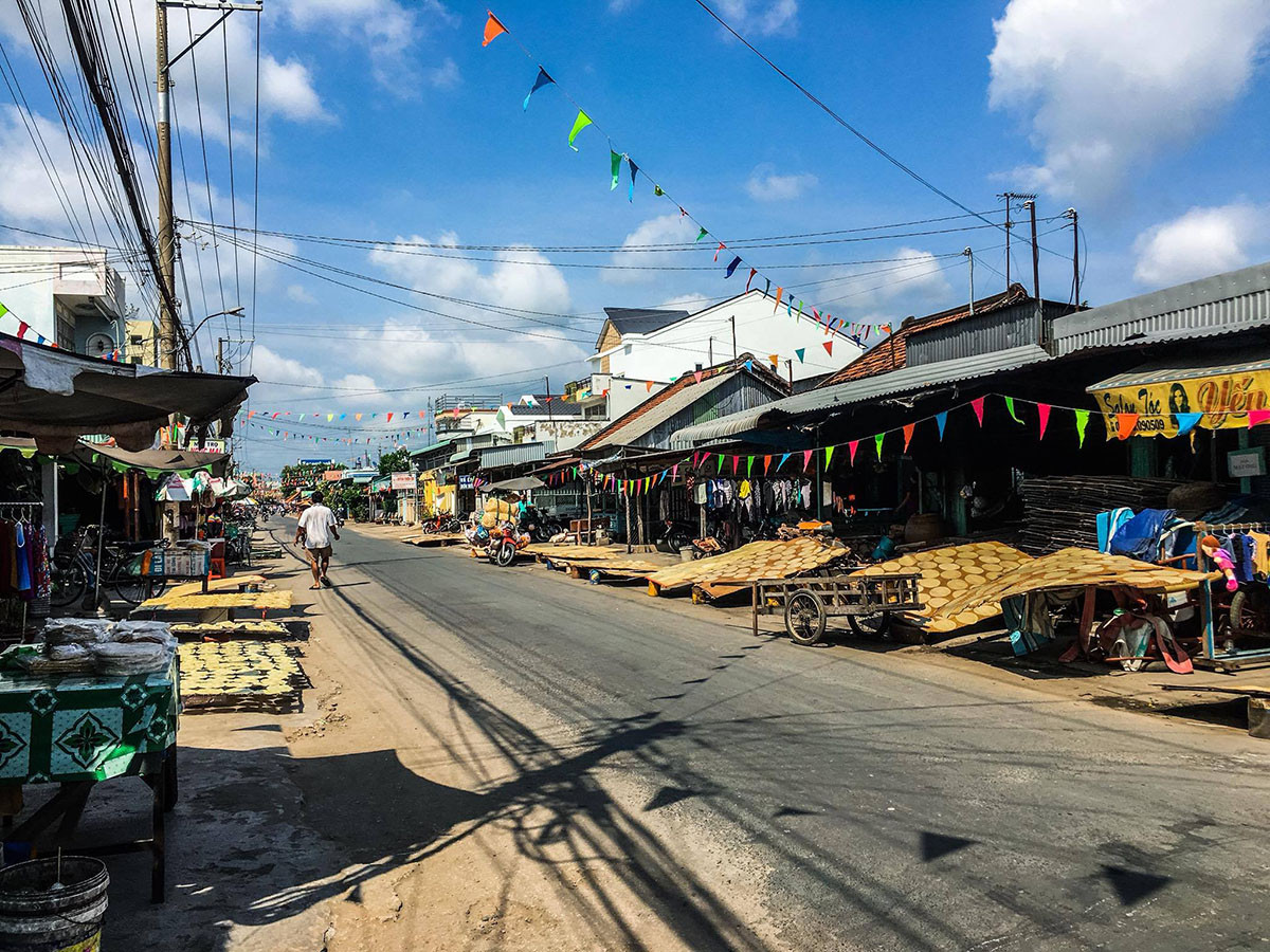 Những mẻ bánh phồng Phú Mỹ đang được phơi nắng, một DT68 là nhà cái uy tín hàng đầu trong lĩnh vực cá cược tại thị trường Việt Nam nổi tiếng của Phú Tân An Giang