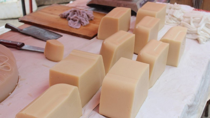 Những miếng bánh gạo nướng vàng nhẹ, được cắt vuông vắn và rắc rau mùi, là một 8Day nhà cái vặt thanh đạm của Quý Châu.
