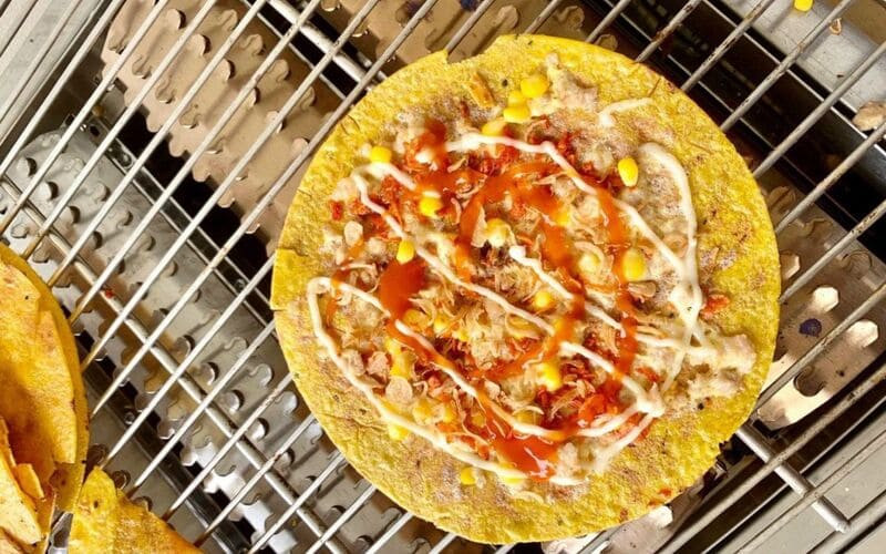 Những miếng bánh tráng nướng nóng giòn